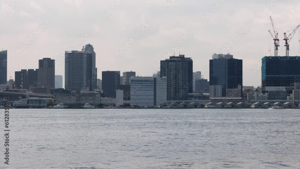 ふ頭から東京湾ごしに見るビル群の風景。