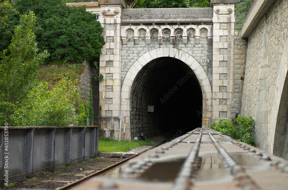 Tunnel de la ligne du train des pignes à la sortie de la gare d'Entrevaux.