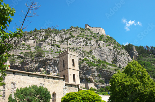 Vue de la cathédrale et de la citadelle d'Entrevaux.