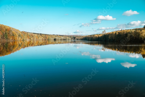 Blauer See im Herbst spiegelungen 