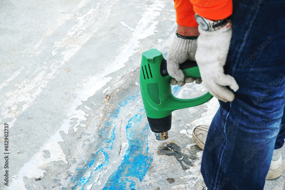 Repair cracks in waterproofing decks, blowing hot air with a heat gun