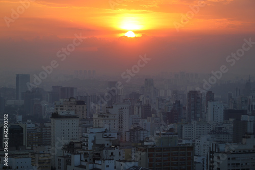 Wallpaper Mural Vista aérea do pôr do sol em São Paulo: foto deslumbrante capturada da cobertura de um arranha-céu, mostrando uma ampla visão da cidade e a presença da poluição atmosférica. Torontodigital.ca