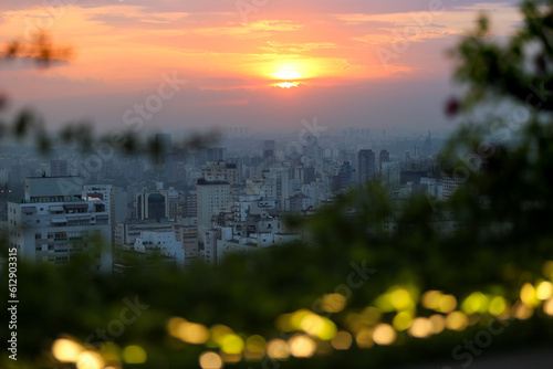 Vista aérea do pôr do sol em São Paulo: foto deslumbrante capturada da cobertura de um arranha-céu, mostrando uma ampla visão da cidade e a presença da poluição atmosférica. photo