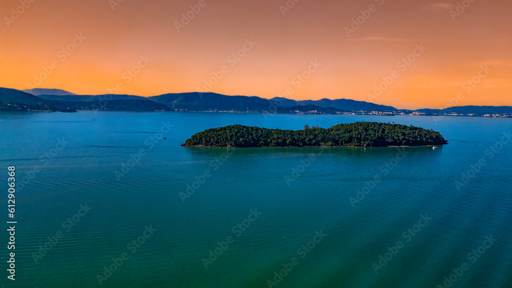 Fototapeta premium Barco Lancha Iate Mar Wakeboard Viagem Viajar Turismo Férias Atividade Ar Livre Verão Esporte Aquático Wake Ilha Litoral Florianópolis Floripa Oceano Atlântico Lago Água Mata Atlântica Náutica Drone