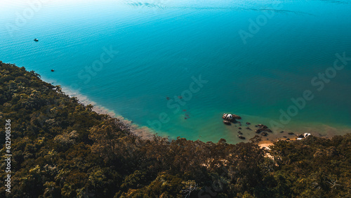 Barco Lancha Iate Mar Wakeboard Viagem Viajar Turismo Férias Atividade Ar Livre Verão Esporte Aquático Wake Ilha Litoral Florianópolis Floripa Oceano Atlântico Lago Água Mata Atlântica Náutica Drone © Pedro