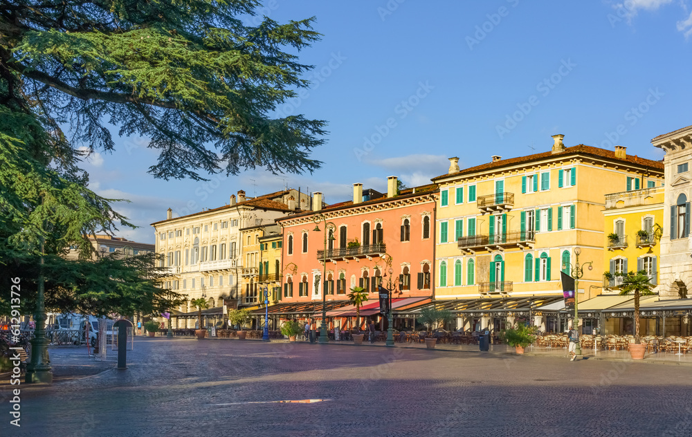 Obraz premium Piazza Bra (Bra Square), the largest city square in Verona, Italy.