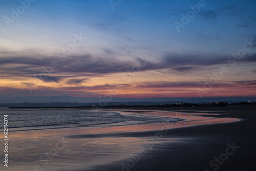 Cores do entardecer  imagem capturada ap  s o p  r do sol  revelando as   ltimas tonalidades coloridas do dia na praia da Costa da Caparica.