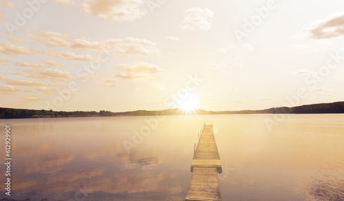 Badesteg an einem See bei Sonnenuntergang