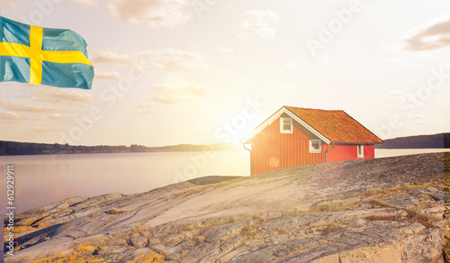 Rotes Haus an einem See bei Sonnenuntergang
