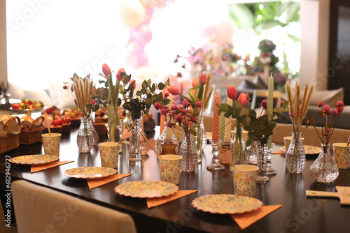 Mesa encantadora para festa chique infantil com tema de princesas, em tons de rosa, adornada com flores e castelos. photo