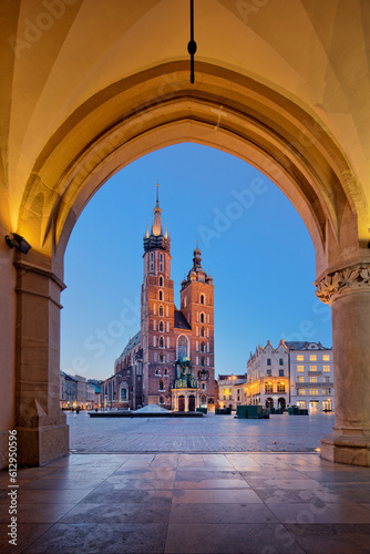 Kraków Bazylika Mariacka widok spod sukiennic, Rynek Główny, wieczór, zmierzch, gotycki polski kościół