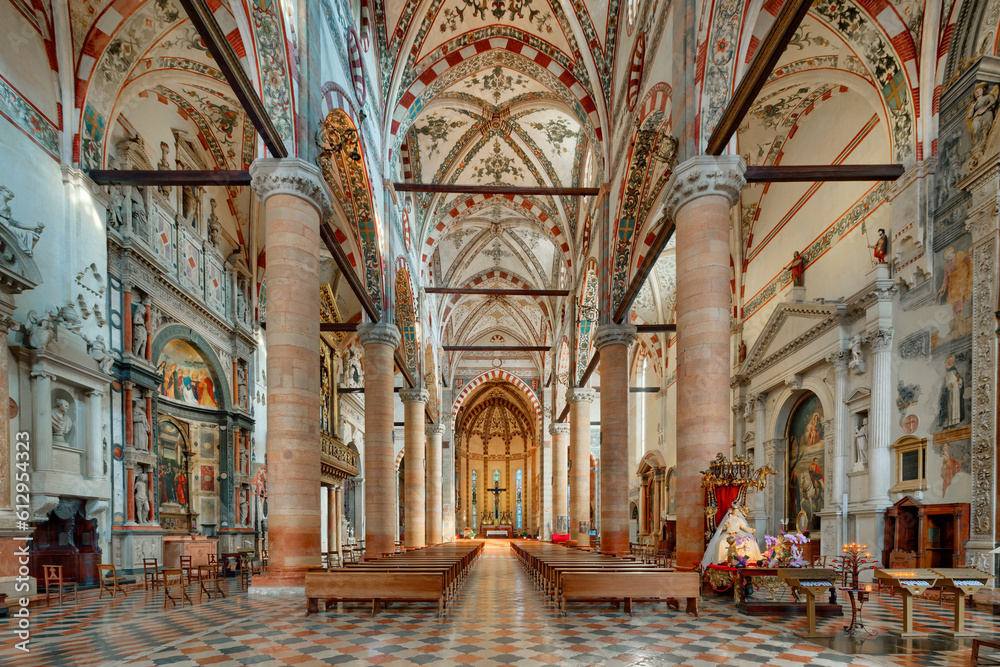 Werona, włoski gotyk,kościół pod wezwaniem św. Anastazji, Region Veneto, Włochy, wnętrze kościoła  - obrazy, fototapety, plakaty 
