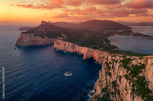 Włochy, włoskie wakacje, wyspa Sardynia klif morski Capo Caccia z lotu ptaka, skały, Morze Śródziemne photo