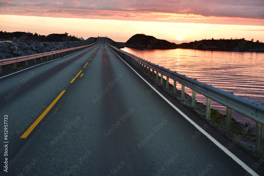 Sonnenaufgang an der Atlantikstraße in Norwegen 