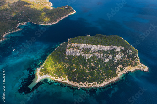 Włochy, Italia, Sardynia, mała wyspa Figarolo z lotu ptaka, skały, las, turkusowa woda, Morze Śródziemne photo