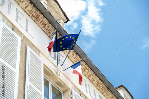 Foto drapeaux français et européen sur le fronton d'une mairie