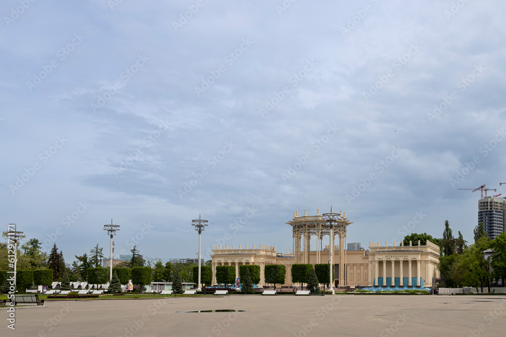 Obraz premium VDNKh is one of the main tourist attractions of Moscow. Beautiful view of the old Soviet architecture.