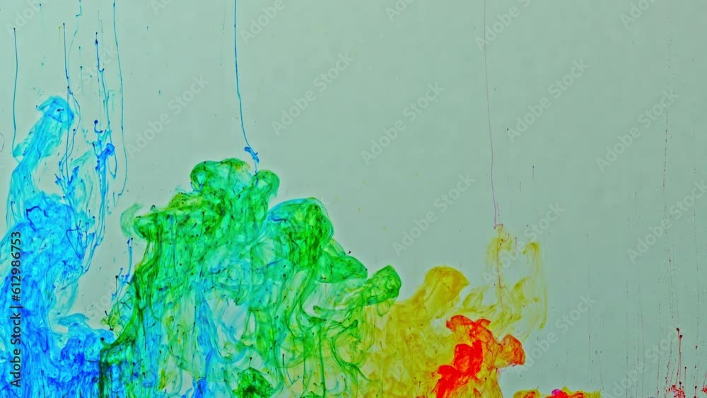 .Amazing The colorful mass gradually dissolved into the water