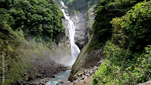 6月の称名滝豪快に流れ落ちる水しぶき落差日本一滝百選