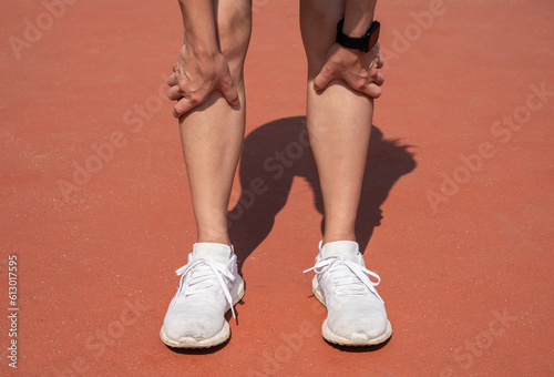 Foto Cropped shot of female runner suffering pain from Shin splint