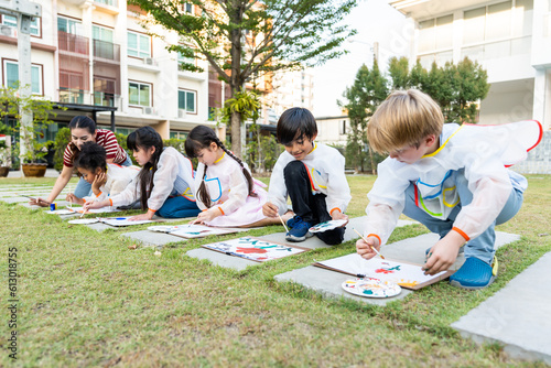 Fotomural Group of student coloring on painting board outdoors in school garden