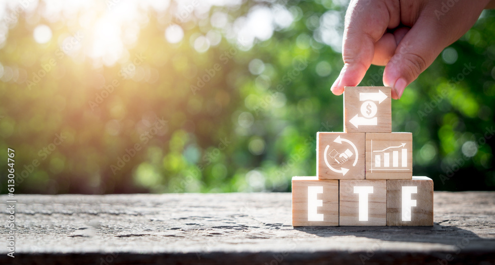 Φωτογραφία ETF Exchange traded fund stock market trading investment financial concept, Person hand holding wooden block with  ETF icon on virtual screen