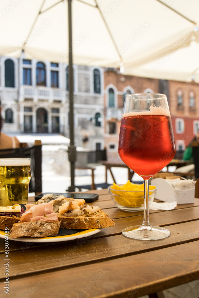 SPRITZ APERITIF IN VENICE ITALY WITH A HISTORICAL PALACE BACKGROUND