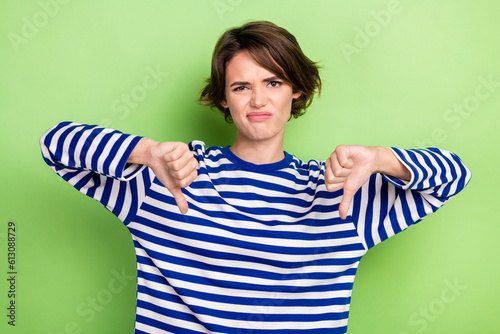 Canvastavla Photo portrait of young dissatisfied angry woman refused two thumbs down bad moo