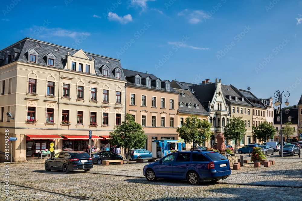 reichenbach, deutschland - stadtpanorama mit sanierter häuserzeile