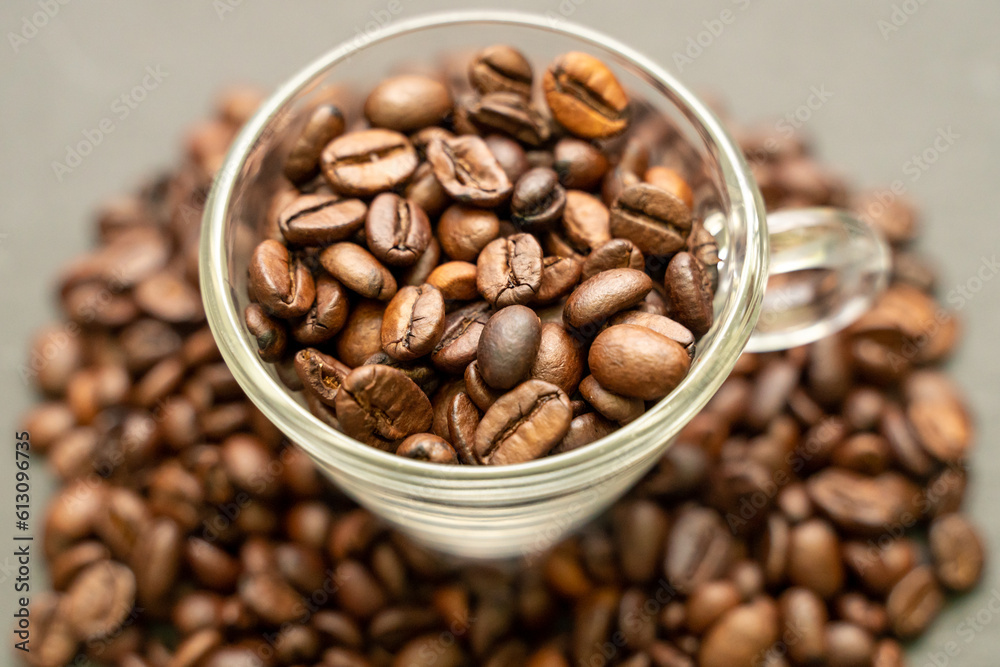 Fototapeta premium coffee beans in cup