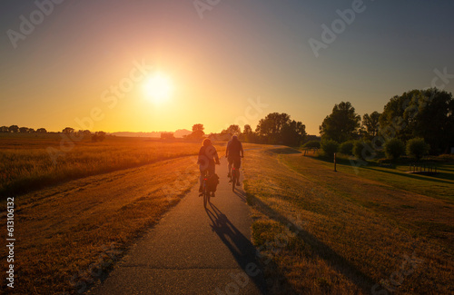 Urlaub auf der Insel Rügen Mönchgut Rad Fahren auf dem Deichweg zwischen Lobbe und Middelhagen, Deich Radweg radeln im sonnenuntergang Senioren biken Aktivität Urlaub Ferien Radsport Radfahrer Ehepaar