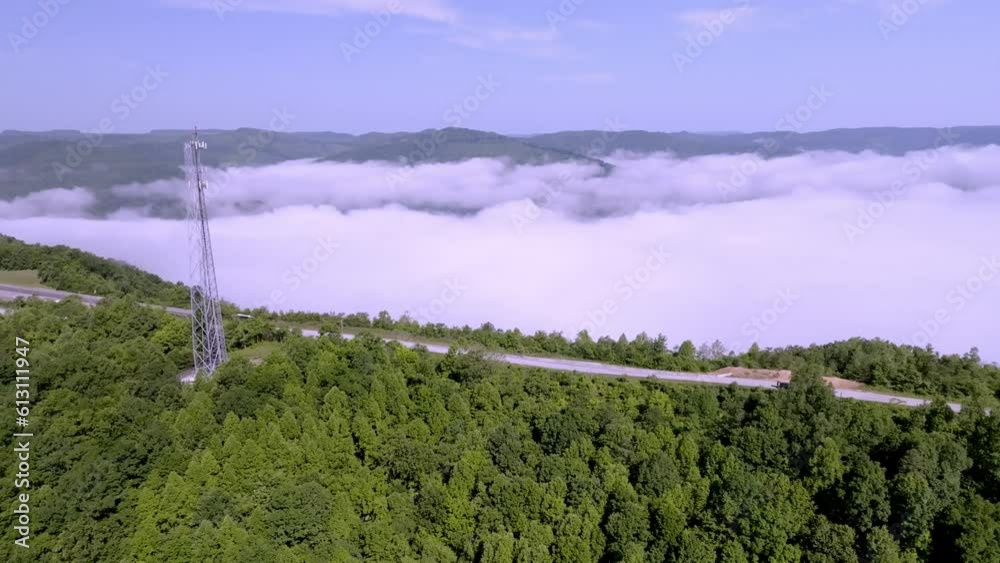 Vidéo Stock Clouds and fog along with traffic on Interstate 75 near