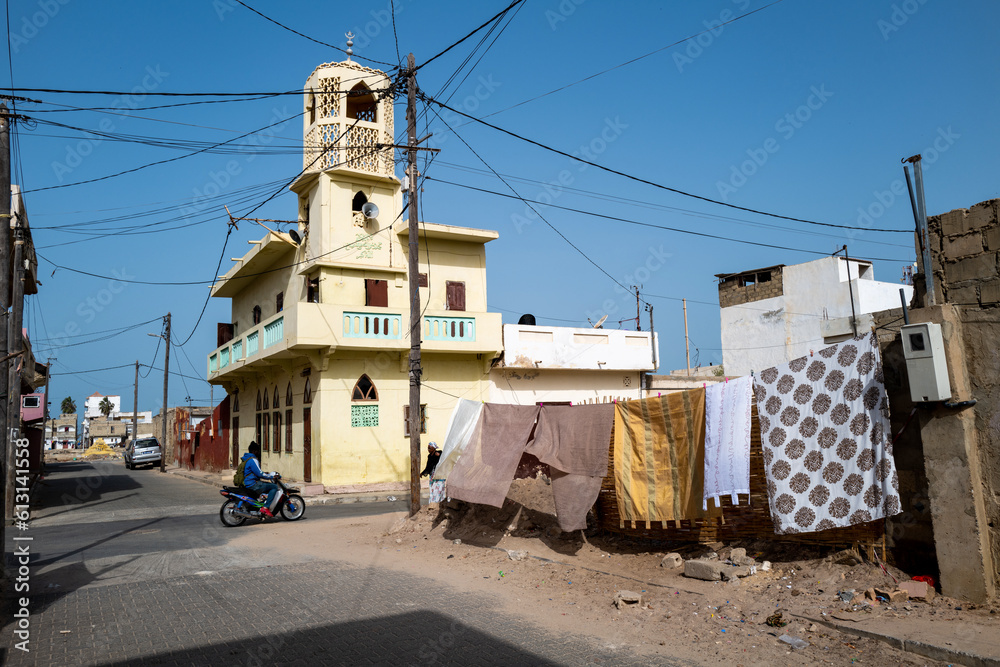 Vieux bâtiments délabrés dans la vieille ville coloniale française de Saint Louis au Sénégal en Afrique de l' Ouest