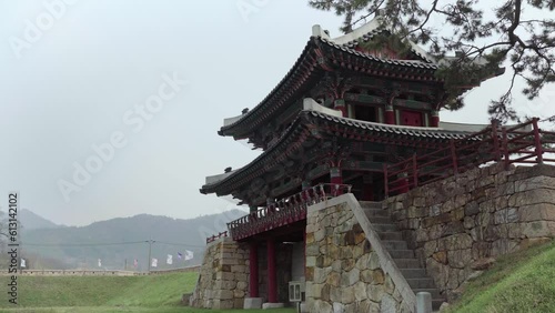 여름에 촬영한 한국 강진군의 전통 건축양식 기와집 형태로 지어진 전라도 병영성과 소나무