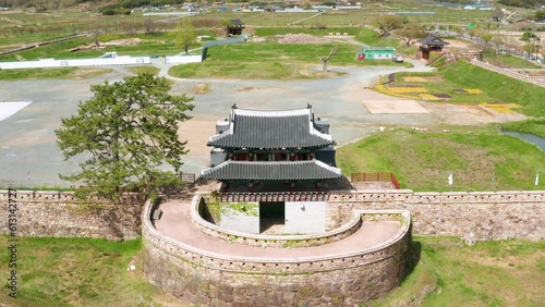 한국 강진군의 전통 건축양식 기와집 형태로 지어진 전라도 병영성을 드론으로 촬영