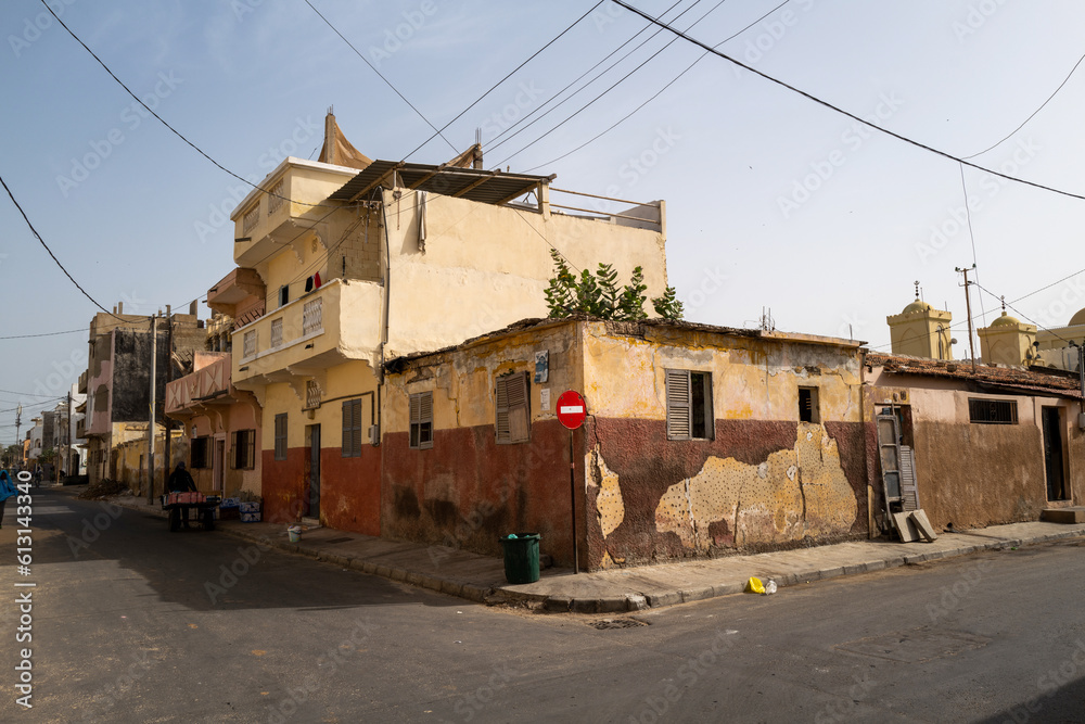 Vieux bâtiments délabrés dans la vieille ville coloniale française de Saint Louis au Sénégal en Afrique de l' Ouest