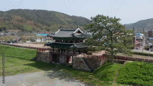 한국 강진군의 전통 건축양식 기와집 형태로 지어진 전라도 병영성을 드론으로 촬영