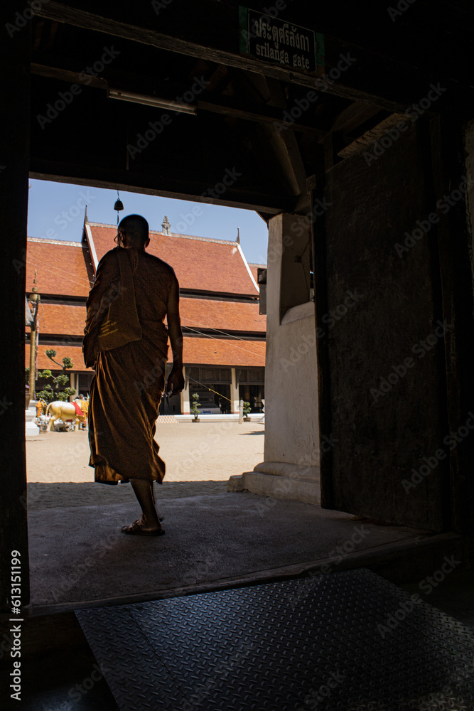 O monge e a entrada do templo