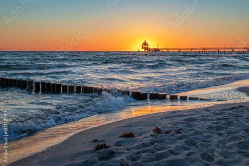 Sonnenaufgang an der Seebrücke in Zingst an der Ostsee.