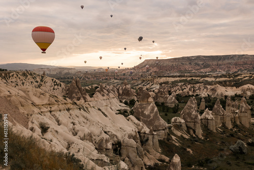 Heißluftballons in Kappadokien in der Türkei bei Sonnenaufgang