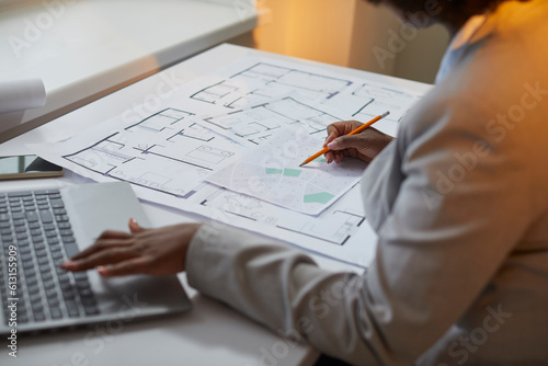 Fotografía Female architect working with blueprints, cadastral maps and city plans