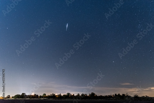 Spadający meteor na nocnym niebie