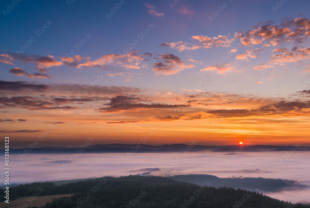 Wschód słońca z doliną mgieł w Szczelińcu Wielkim