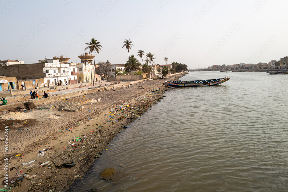 Sur les berges polluées du fleuve Sénégal qui traverse la ville de Saint Louis du Sénégal en Afrique de l'Ouest