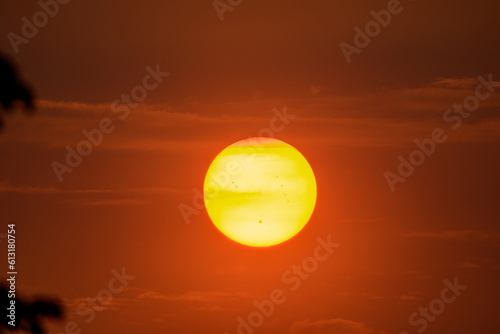 Zachodzące słońce, widoczne plamy na słońcu  © Paweł Kacperek