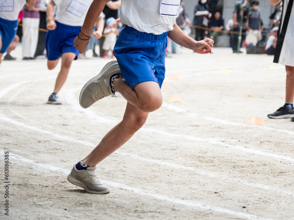 小学校の運動会でリレーを走る子供