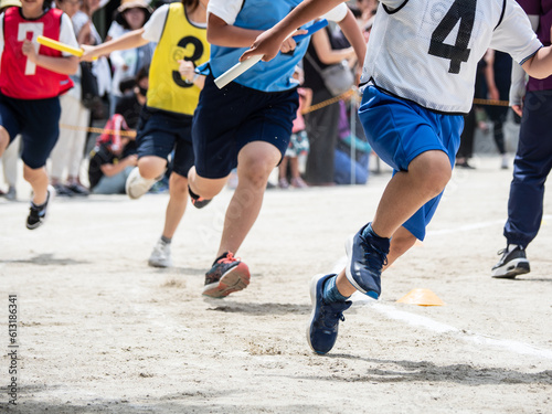 小学校の運動会でリレーを走る子供 photo