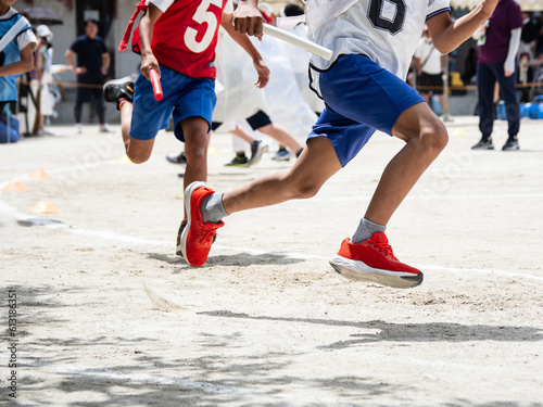 小学校の運動会でリレーを走る子供