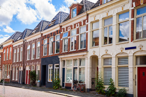 Tableau sur toile Traditional row houses along a cobbled street on a sunny summer day