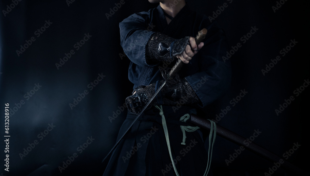 籠手を着けて日本刀を構える人物(Samurai with his katana and gauntlet) 籠手を着けて日本刀を構える人物(Samurai with his katana and gauntlet)